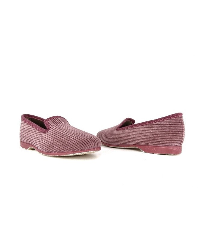 vista de dos perfiles de las zapatillas de pana rosas de Pelusin