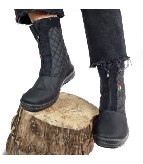 vista frontal de Botas impermeable mujer negra puestas en modelo con pantalon negro