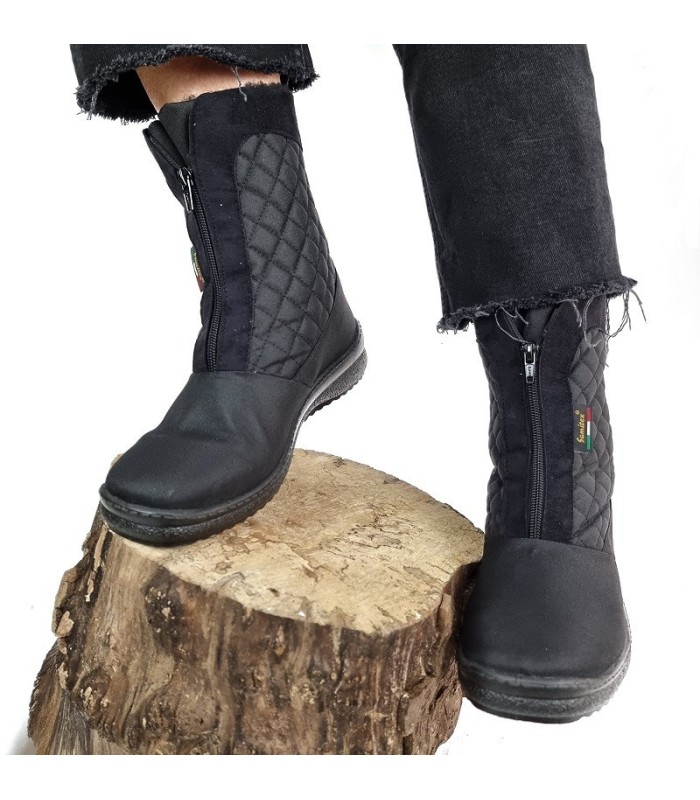 vista frontal de Botas impermeable mujer negra puestas en modelo con pantalon negro
