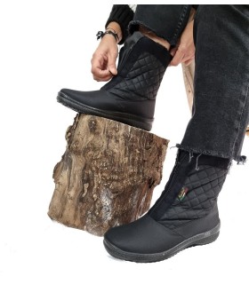 modelo con Bota impermeable mujer negra subiendo la cremallera