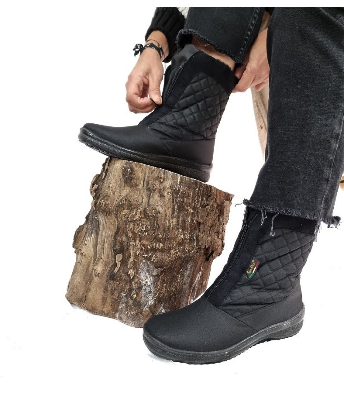 modelo con Bota impermeable mujer negra subiendo la cremallera