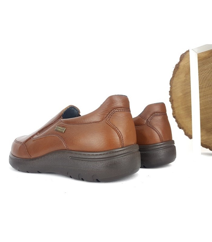 Zapato de hombre marron modelo Tucson fabricado por Luisetti con membrana para la lluvia