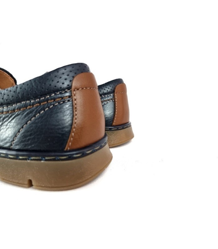 zapato mocasin de piel de color azul con elasticos  laterales fabricado por Luisetti