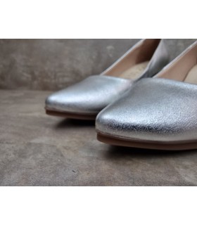 Zapato salón tacón medio piel plata de Mimao