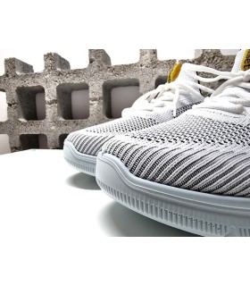 Detalle tejido textil blanco en deportivo calcetín