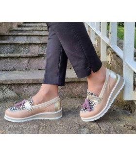Con ellos puestos:
Mocasín mujer Nival en piel con diseño de hojas, puestos, mostrando su estilo sofisticado.