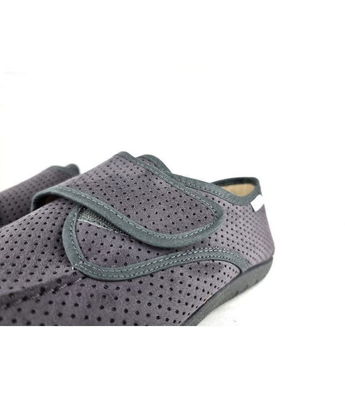 detalle del cierre con velcro zapatilla casa hombre carrado