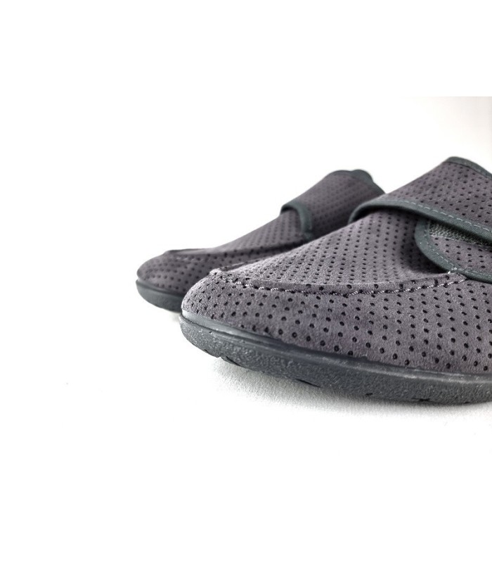 Zapatilla alpargata suave gris velcro de Cabrera Biomedic, detalle del tejido suave punteado