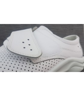 Detalle del cierre de velcro del zapato blanco sanitario Luisetti