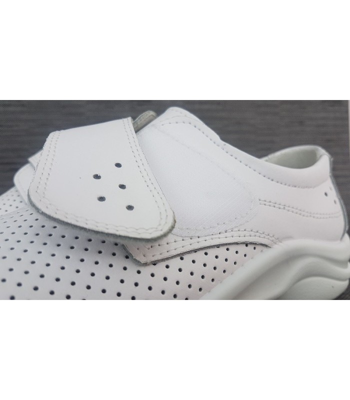 Detalle del cierre de velcro del zapato blanco sanitario Luisetti