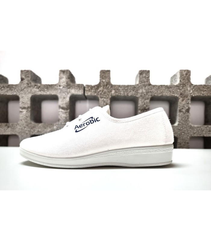 Zapatilla aerobic de lona con cuña y cordones de Chapines blanca vista de perfil, destacando su diseño ligero.