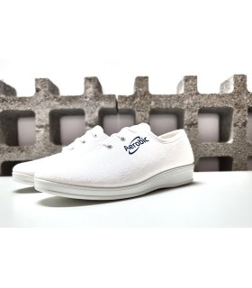 Zapatilla aerobic Chapines en color blanco, mostrando su diseño fresco y versátil.