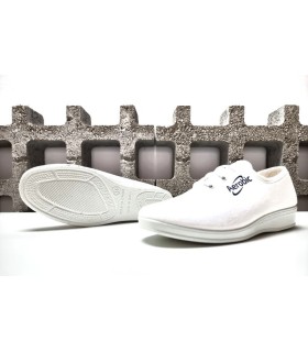 Primer plano de la cuña y la suela de caucho antideslizante de la zapatilla aerobic Chapines blanca
