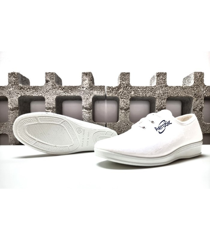Primer plano de la cuña y la suela de caucho antideslizante de la zapatilla aerobic Chapines blanca