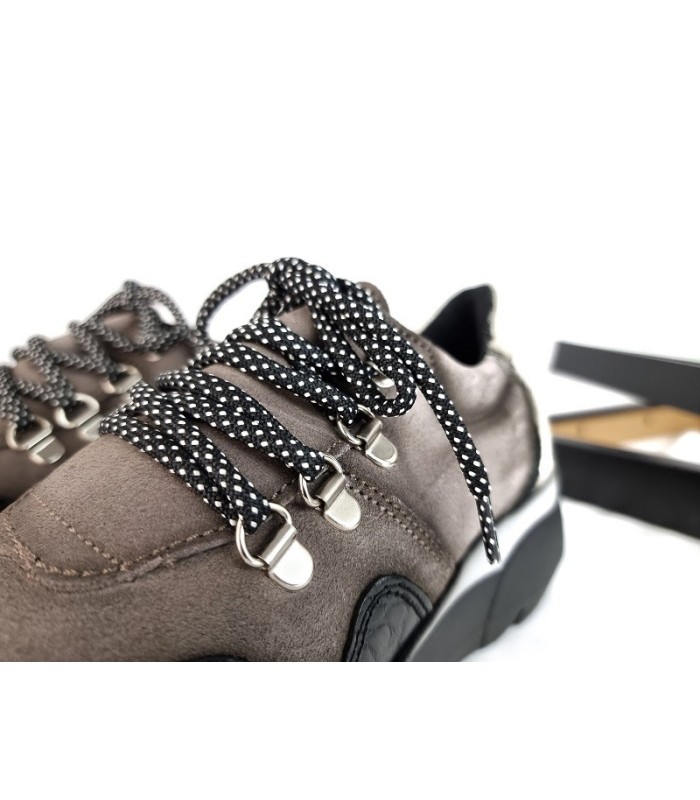 Zapatos mujer Dora de cordones potro de Nival, detalle del cierre de cordones
