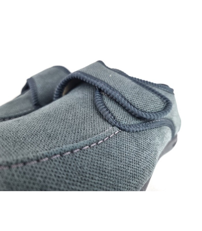 Foto del detalle del velcro:
Cierre de velcro ajustable en zapatilla casa hombre Doctor Cutillas