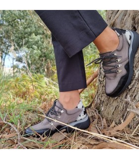 Zapatos mujer Dora de cordones potro de Nival, puestos en modelo