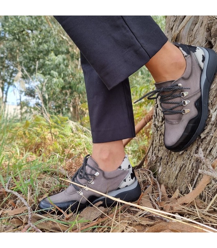 Zapatos mujer Dora de cordones potro de Nival, puestos en modelo