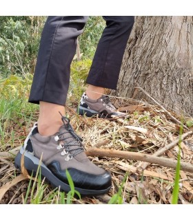 Zapato mujer Dora de cordones potro de Nival luciéndolos combinados con pantalón negro