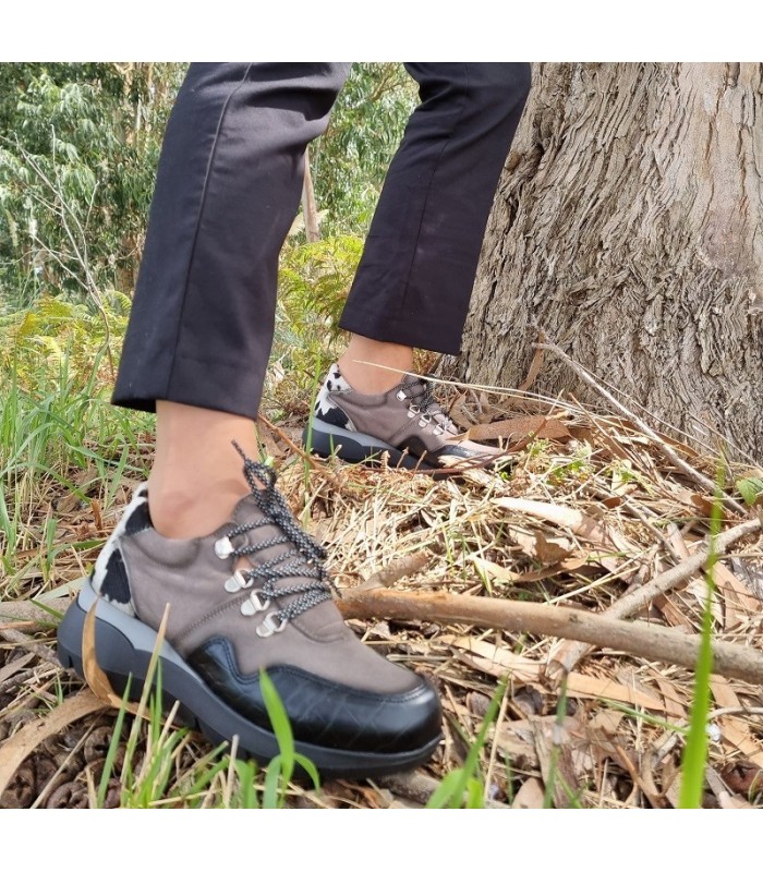 Zapato mujer Dora de cordones potro de Nival luciéndolos combinados con pantalón negro
