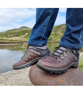 Botas senderismo piel engrasada marrón de Grisport de hombre con membrana Gritex puestas