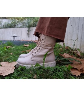 Bota militar mujer Marco Tozzi en acción - Puestas