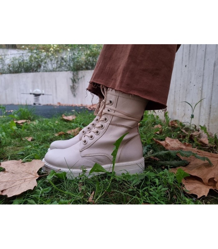 Bota militar mujer Marco Tozzi en acción - Puestas