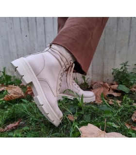Bota militar mujer Marco Tozzi en acción - Puestas