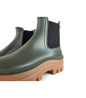 Detalle de textil elástico lateral en botín de agua Igor Soul verde