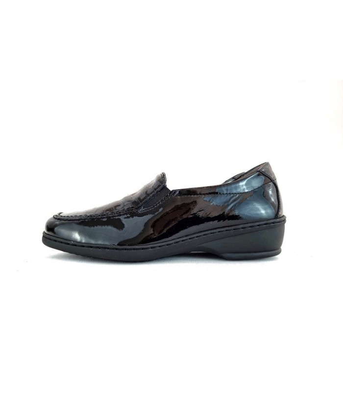 Mocasín ancho charol negro Notton, vista lateral.