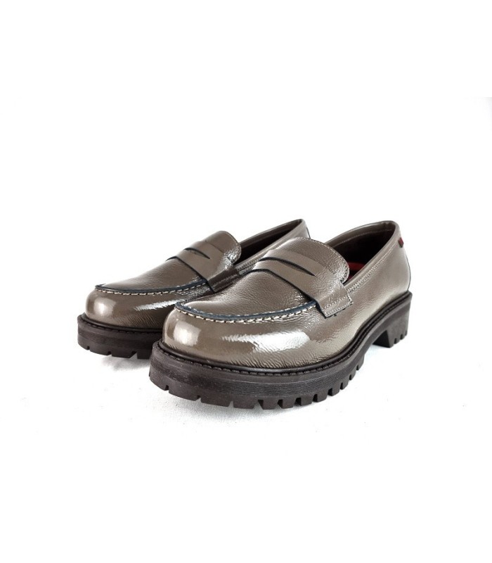 Vista de medio perfil del mocasínes de charol para mujer en color topo"