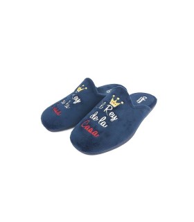 zapatillas de casa descalza en azul o gris  de hombre con mensaje el rey de la casa fabricado en España por vulcanizados Cabrera