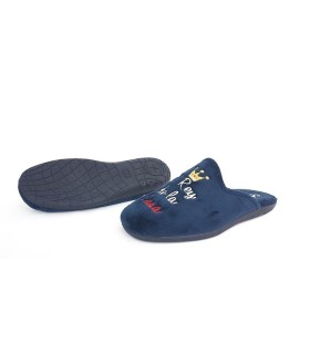 zapatillas de casa descalza en azul o gris  de hombre con mensaje el rey de la casa fabricado en España por vulcanizados Cabrera