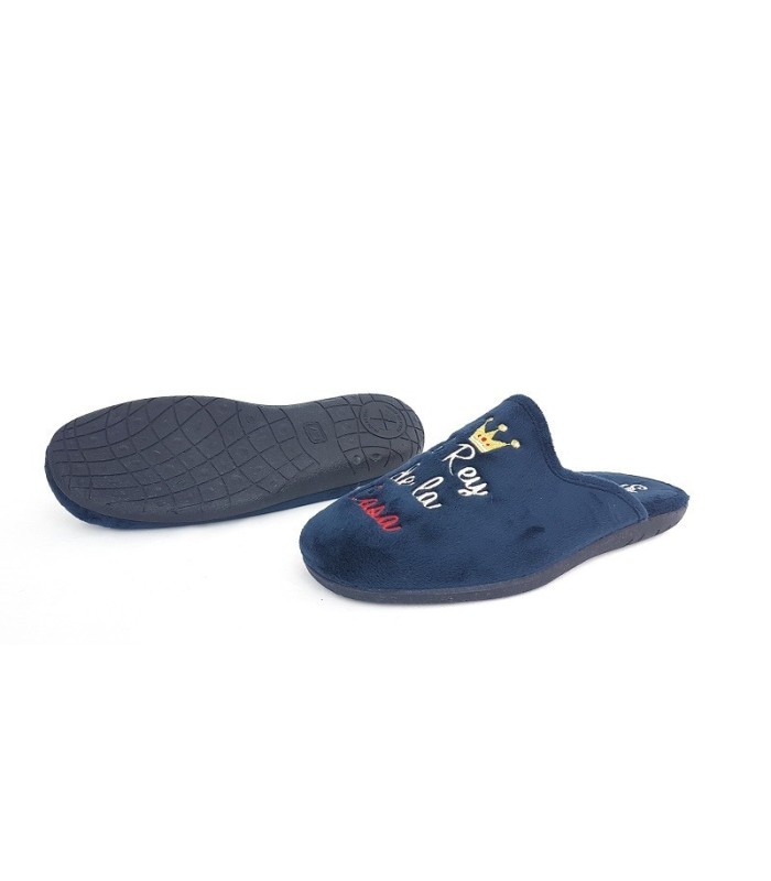 zapatillas de casa descalza en azul o gris  de hombre con mensaje el rey de la casa fabricado en España por vulcanizados Cabrera