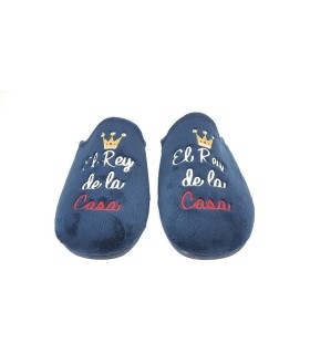zapatilla de casa descalza en azul o gris  de hombre con mensaje el rey de la casa fabricado en España por vulcanizados Cabrera