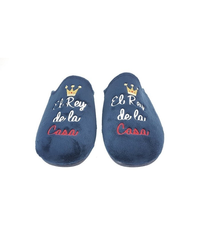 zapatillas de casa descalza en azul o gris  de hombre con mensaje el rey de la casa fabricado en España por vulcanizados Cabrera