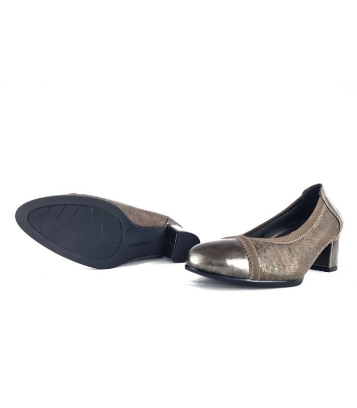 Zapato salón tacón medio piel grabada y charol del Doctor Cutillas beige