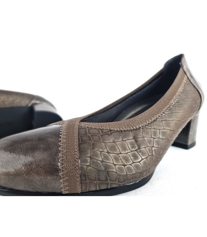 Zapato salón tacón medio piel grabada y charol del Doctor Cutillas beige