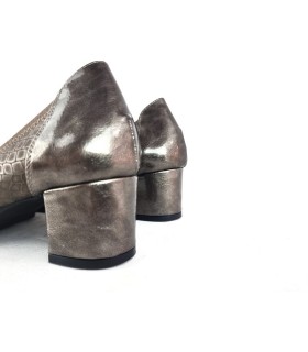 Zapato salón tacón medio piel grabada y charol del Doctor Cutillas beige