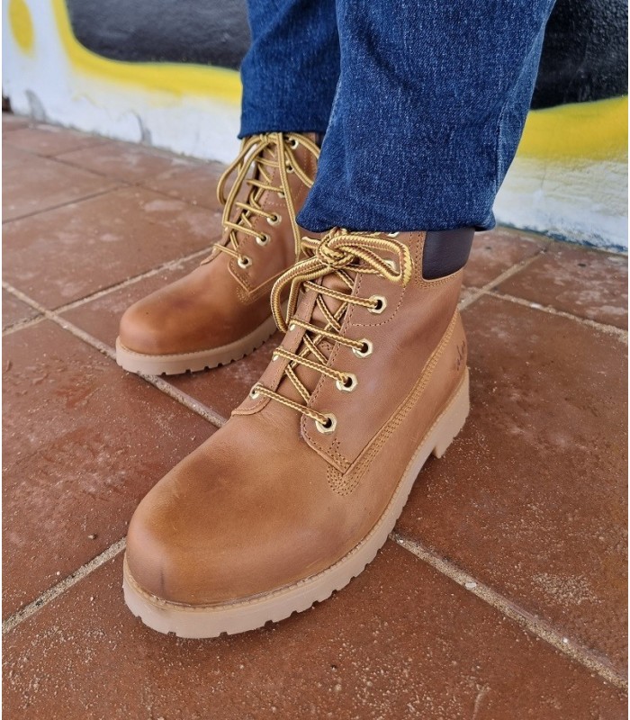 Cierre clásico con cordones para un ajuste firme y personalizado, ideal para el día a día.