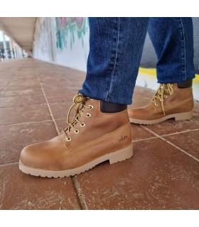 Bota amarilla de hombre tipo panama o timberland de caña baja amarilla de piel engrasada