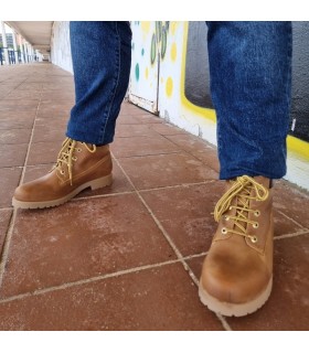 Bota amarilla de hombre tipo panama o timberland de caña baja amarilla de piel engrasada