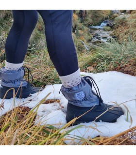 Bota apresquí impermeable mujer puestas en modelo en la nieve.