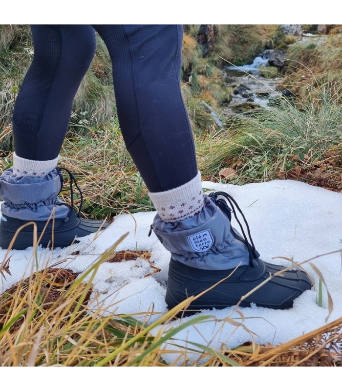 Bota apresquí impermeable mujer puestas en modelo en la nieve.