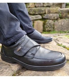 Zapato modelo Tucson velcro negro de Luisetti.