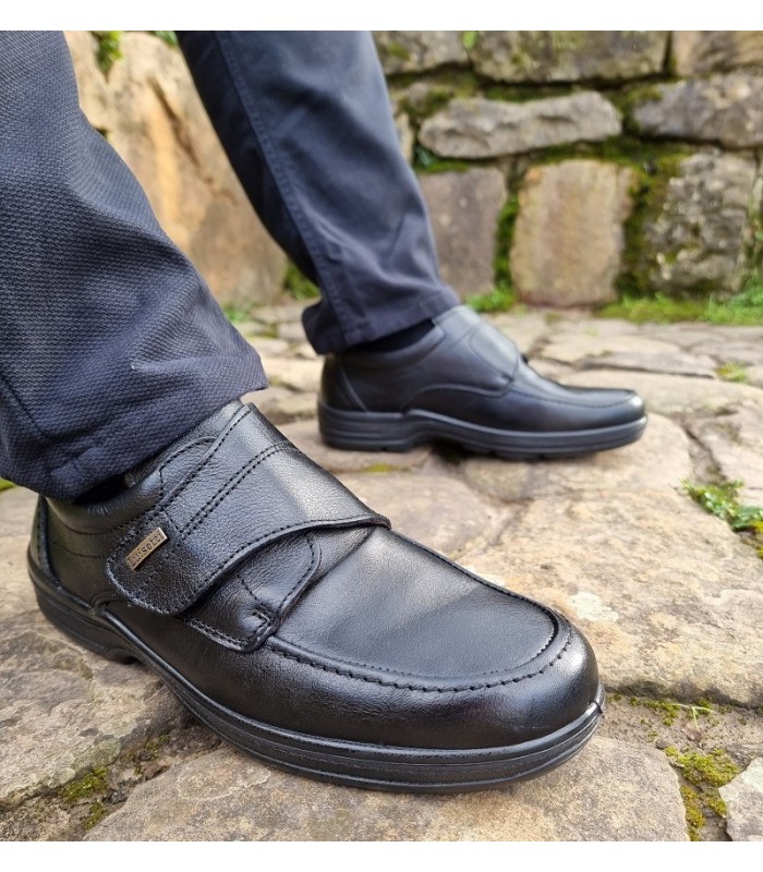 Zapato Luisetti Tucson hombre velcro negro puesto