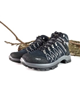 Foto de semiperfil:
"Explora con estilo y protección, gracias a las botas trekking Grisport antracita."