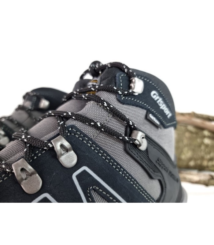 detalle del cierre de cordones de botas de senderismo de Grisposrt.