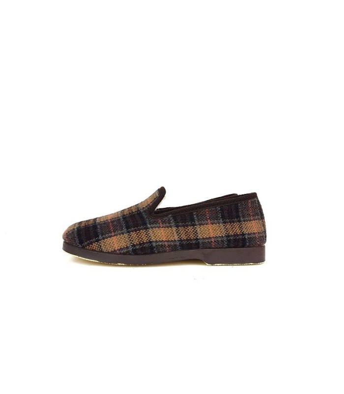 Vista de perfil de la zapatillsa clásica de cuadros con lana para hombre de Pelusin marron