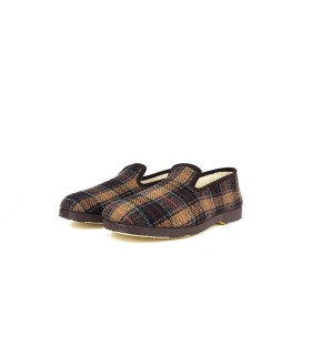 Vista de perfil de la zapatillas clásicas de cuadros marrón con lana para hombre de Pelusin